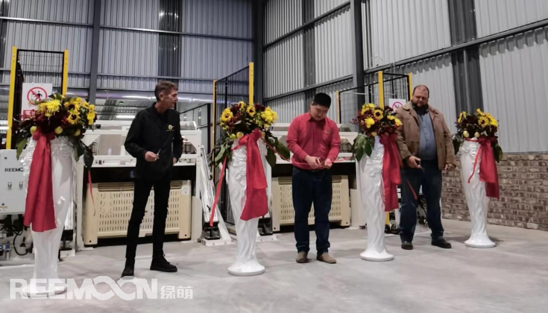 由金豹果業(yè)基地的管理團(tuán)隊(duì)進(jìn)行剪彩禮：【從左往右：內(nèi)維爾·史密斯（Neville Smith）、蔣亦姜（Ken Jiang）、皮爾尼夫·施密特（Pierneef Smit）】.png