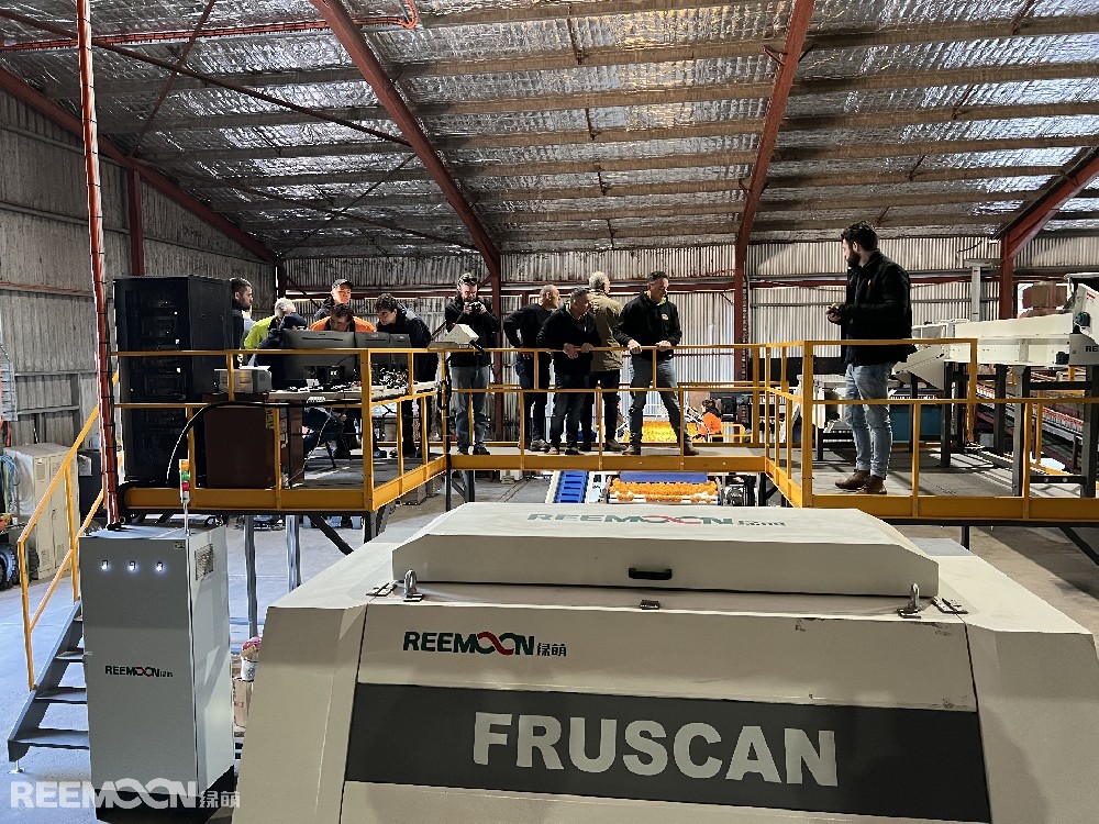 日前，應(yīng)用于Clear Lake Citrus的新型Fruscan 7四通道分選機(jī)在澳大利亞格里菲斯的綠萌展示活動中驚艷亮相。該設(shè)備是目前綠萌在澳大利亞所安裝的最新也是最大的設(shè)備。綠萌新型Fruscan 7四通道分選機(jī)展示活動現(xiàn)場來自澳大利亞各地的種植者和包裝廠商來到這家柑橘包裝廠參觀了這臺配備了Fruscan 7系統(tǒng)（綠萌的最新瑕疵分選技術(shù)